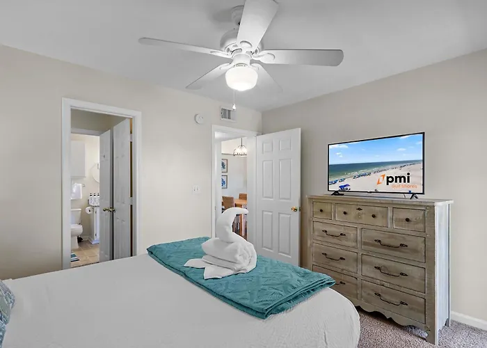 With Pool 5 Miles To Beaches Apartment *