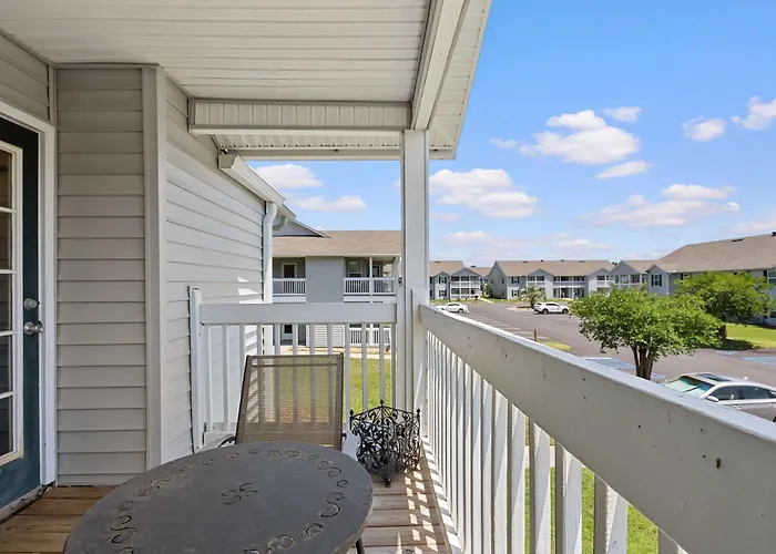 With Pool 5 Miles To Beaches Apartment *