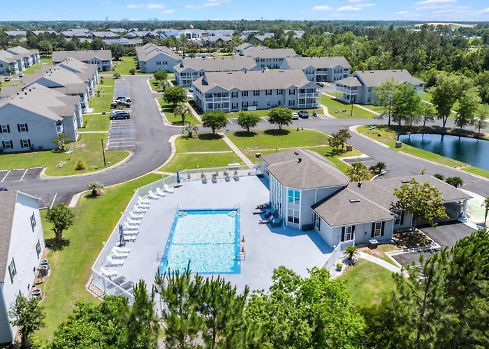 With Pool 5 Miles To Beaches Apartment *